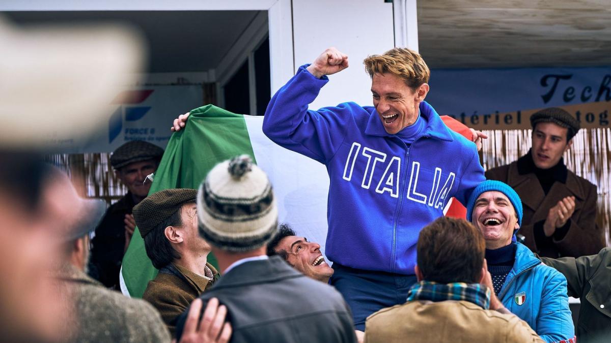 giorgio pasotti col bob come eugenio monti in moto a vallelunga da Gazzetta.it giorgio pasotti col bob come eugenio monti in moto a vallelunga