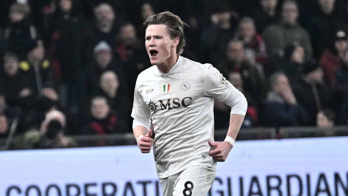 McTominay re di Napoli. E i tifosi dello United non si danno pace: "Torna a casa Scott"