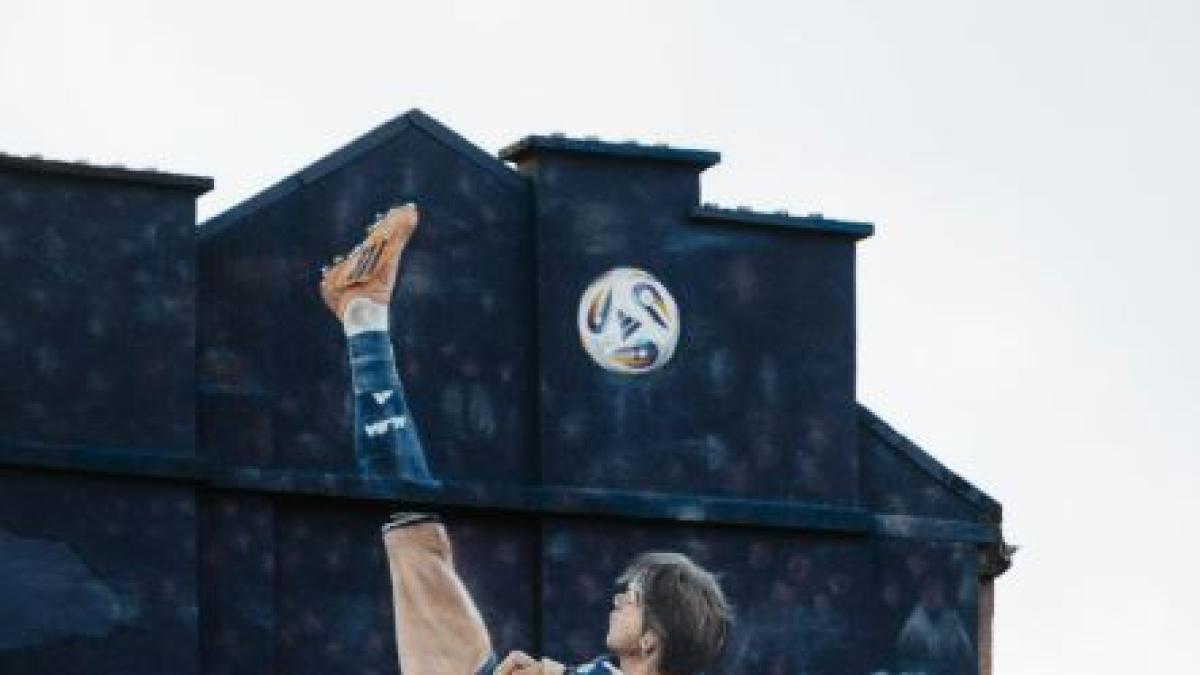 La rovesciata "mondiale" di McTominay diventa arte: murale di 10 metri a Glasgow