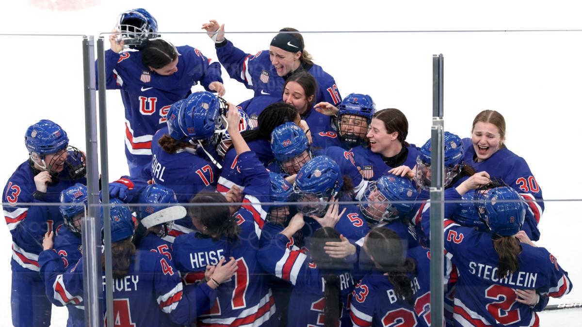 La gaffe di Trump: "Devo invitare pure loro alla Casa Bianca...". Le campionesse Usa di hockey: "Non veniamo"