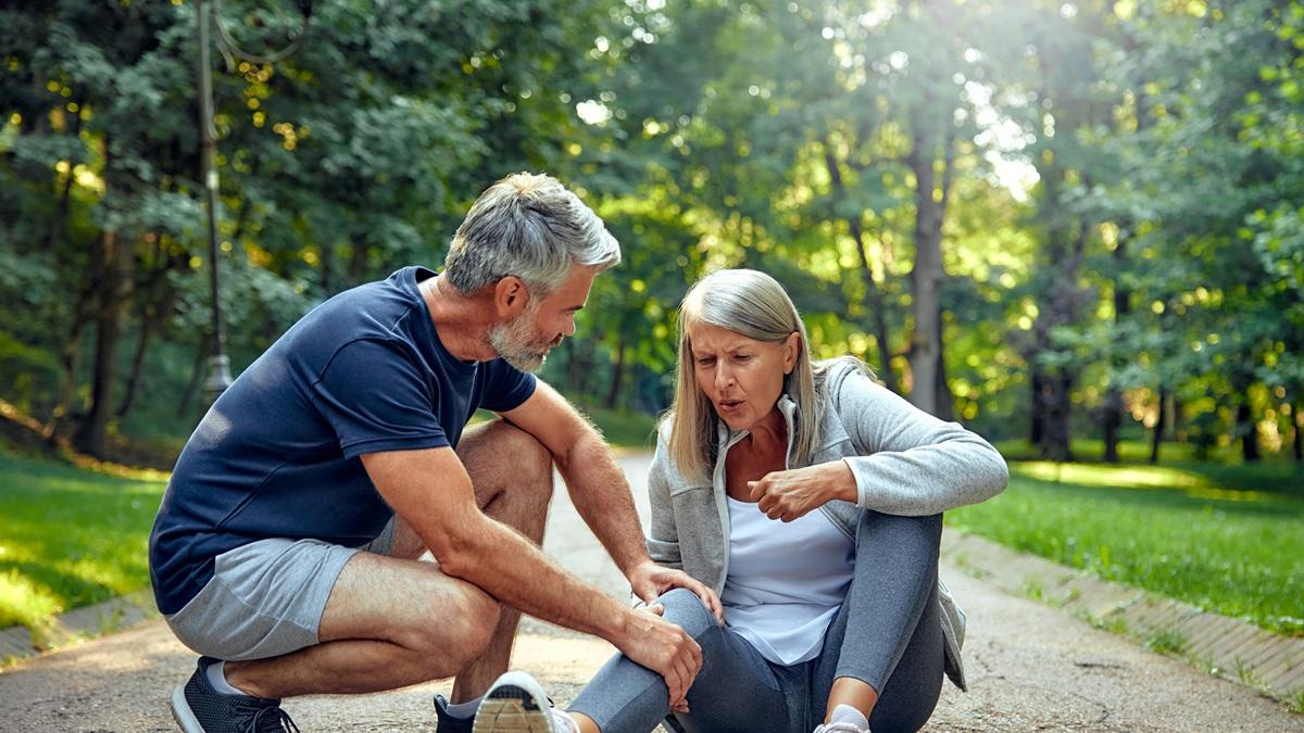 Una scarpa intelligente per evitare le cadute negli anziani: la novità dal Regno Unito