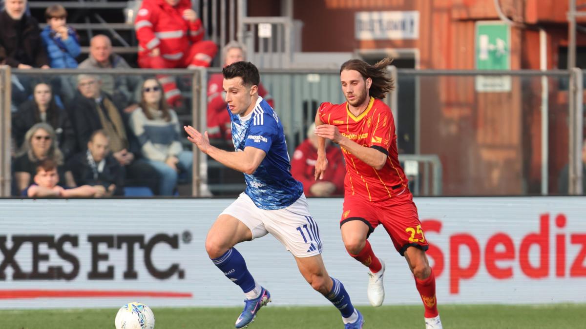 Genoa-Como, le formazioni ufficiali: De Rossi con Ekhator, Fabregas conferma Douvikas