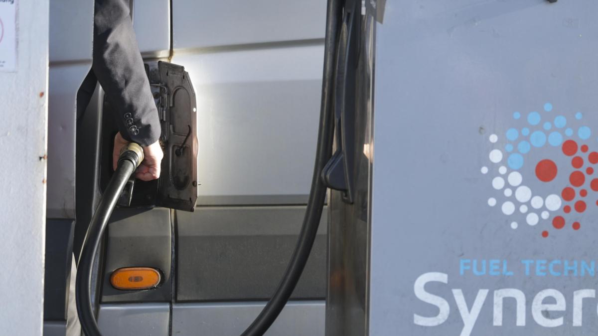 Chiusura Hormuz, prosegue l'aumento del prezzo del petrolio. E i carburanti...