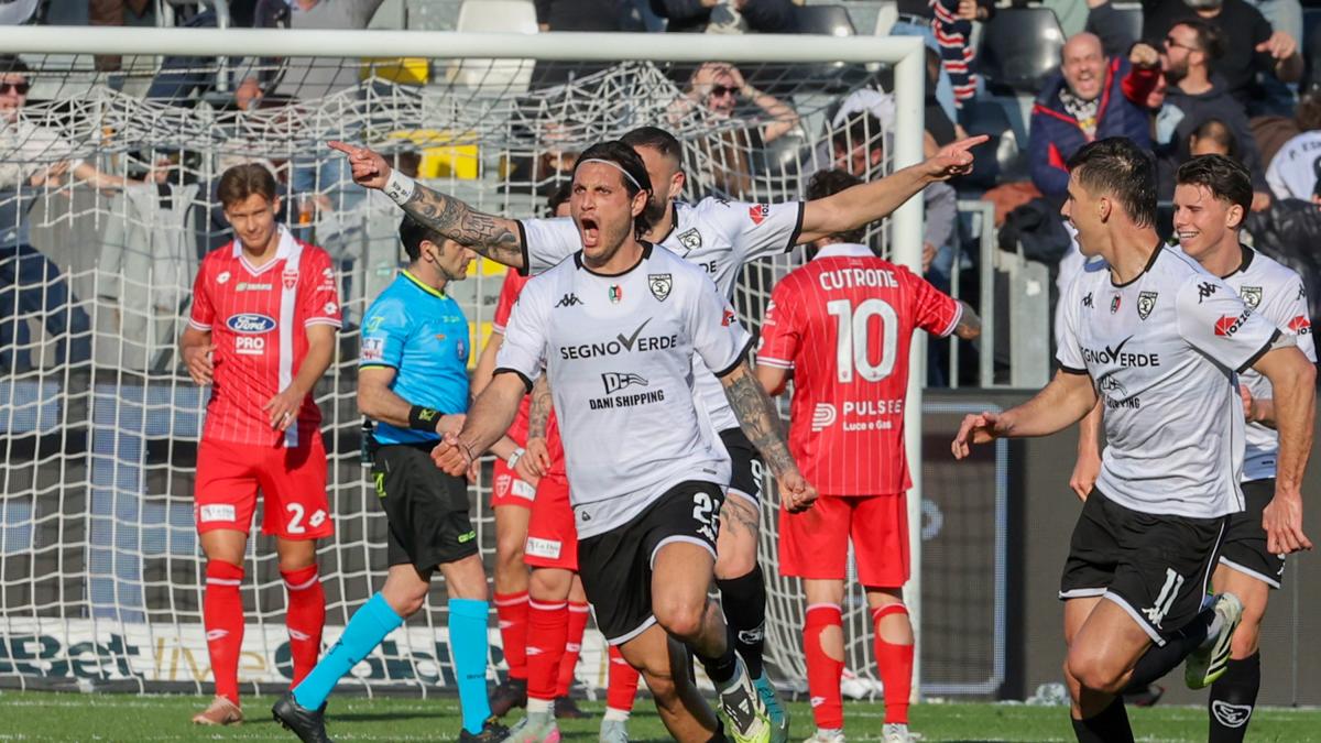 Il Monza va a picco... al Picco: rimontona Spezia, 4-2. L'Avellino vince nel recupero. Bene anche l'Entella