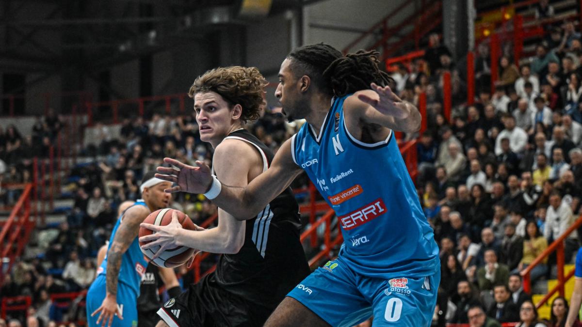 La Virtus passa a Napoli e si gode Ferrari. Reggio Emilia travolge Trieste, vince anche Sassari