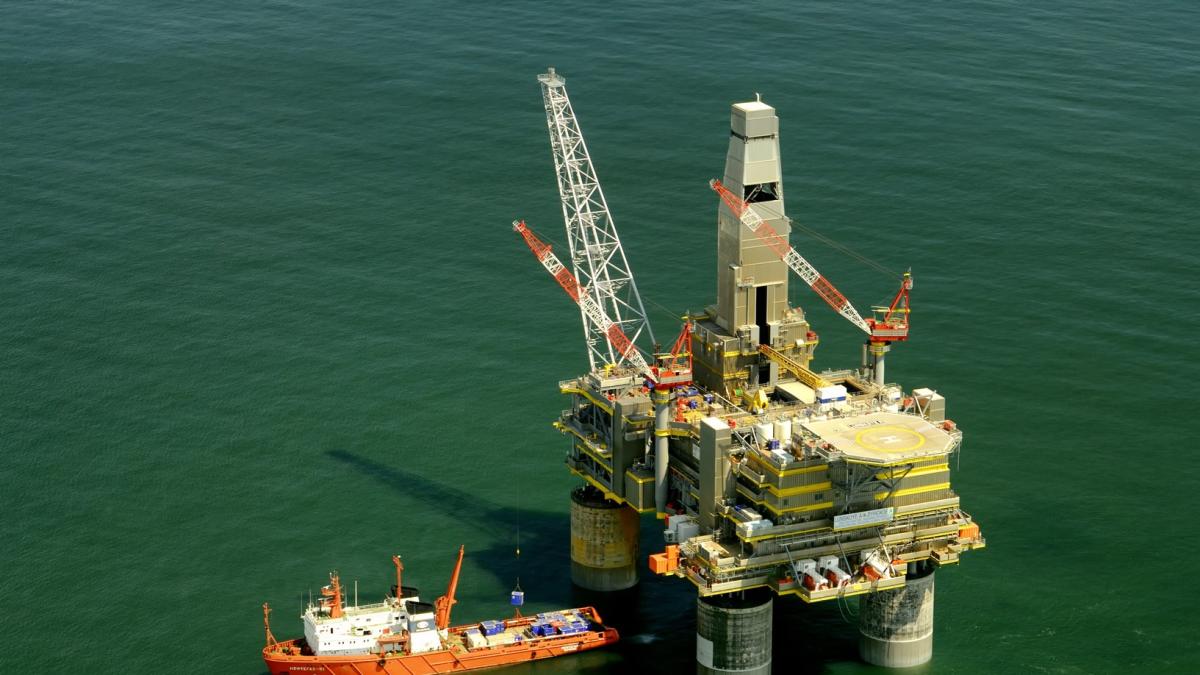 Il petrolio non si ferma, barile sopra 100 dollari. Corre anche il gas