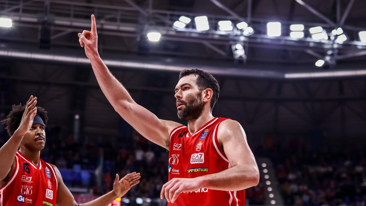 Cantù sbaglia l'ultimo tiro, Milano si prende il derby con sei triple di Ricci