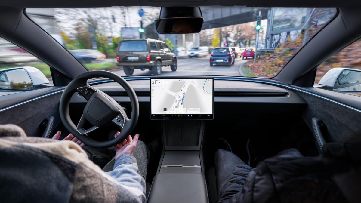 Guida autonoma, Tesla incassa il primo sì nella Ue
