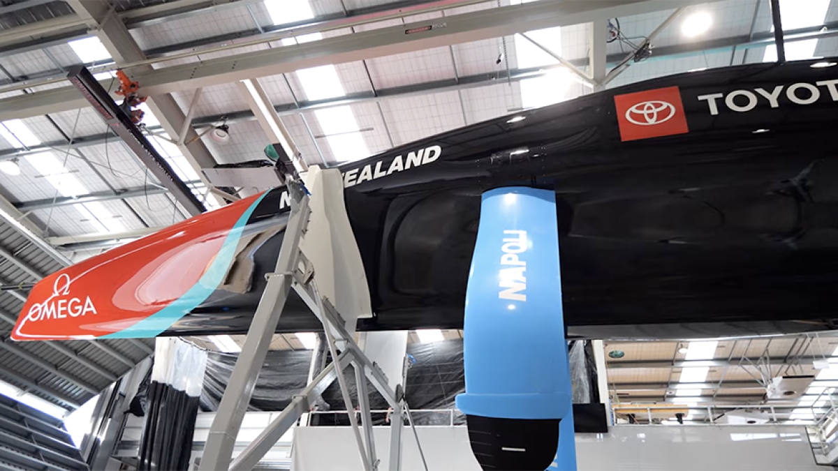 America’s Cup, New Zealand vara Taihoro rendendo omaggio alla città di Napoli