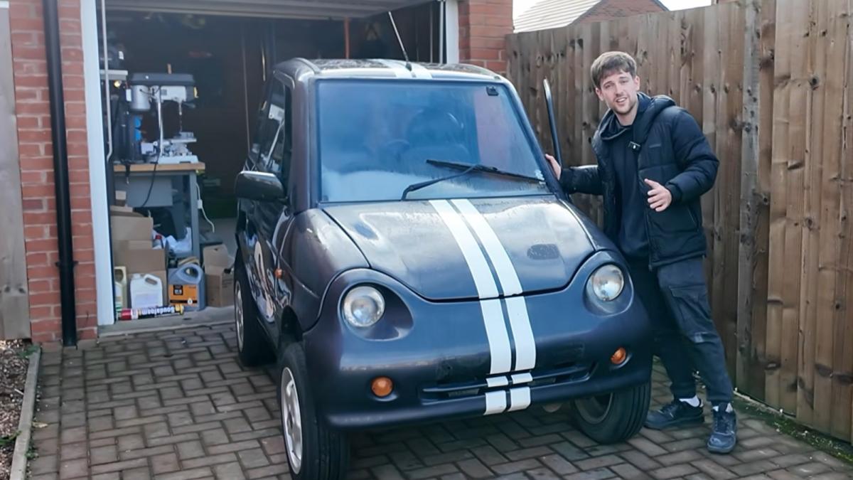 La minicar elettrica con la batteria fatta da 500 sigarette elettroniche