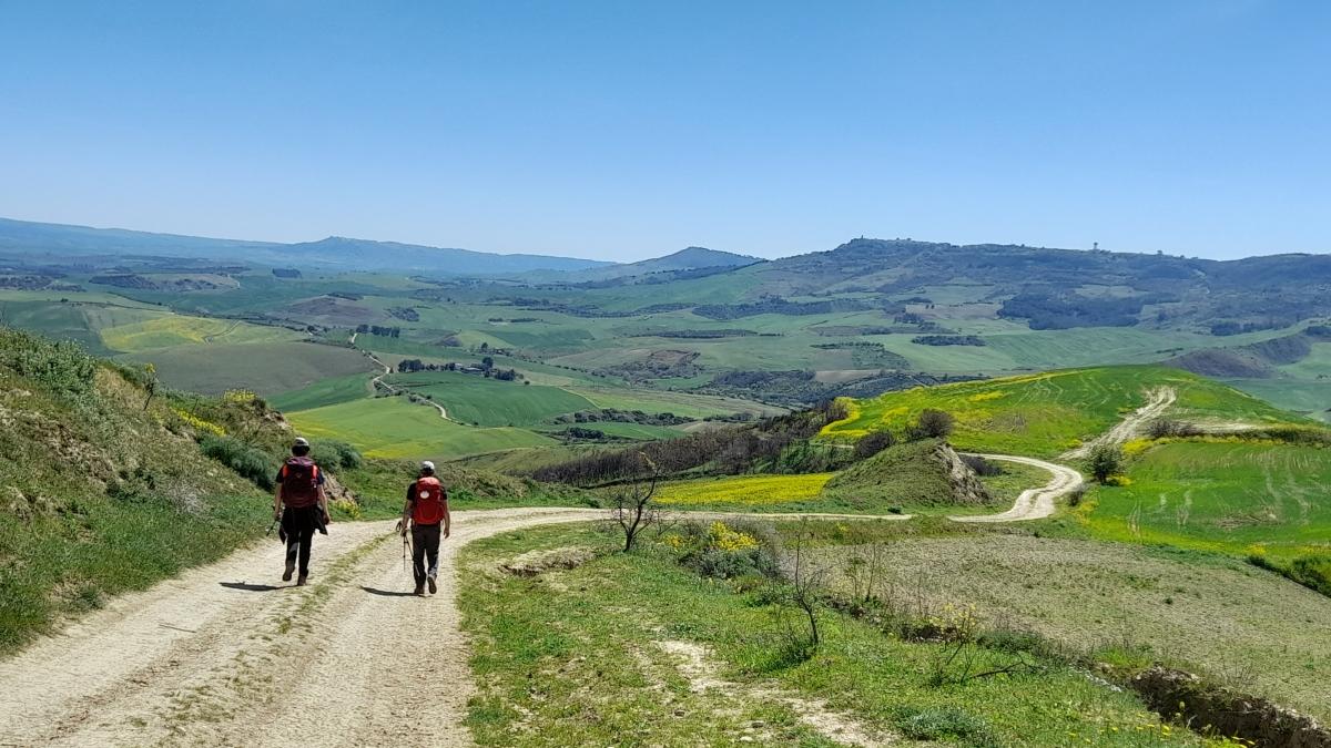 L’Italia dimenticata riparte a piedi: 300mila camminatori nei borghi abbandonati