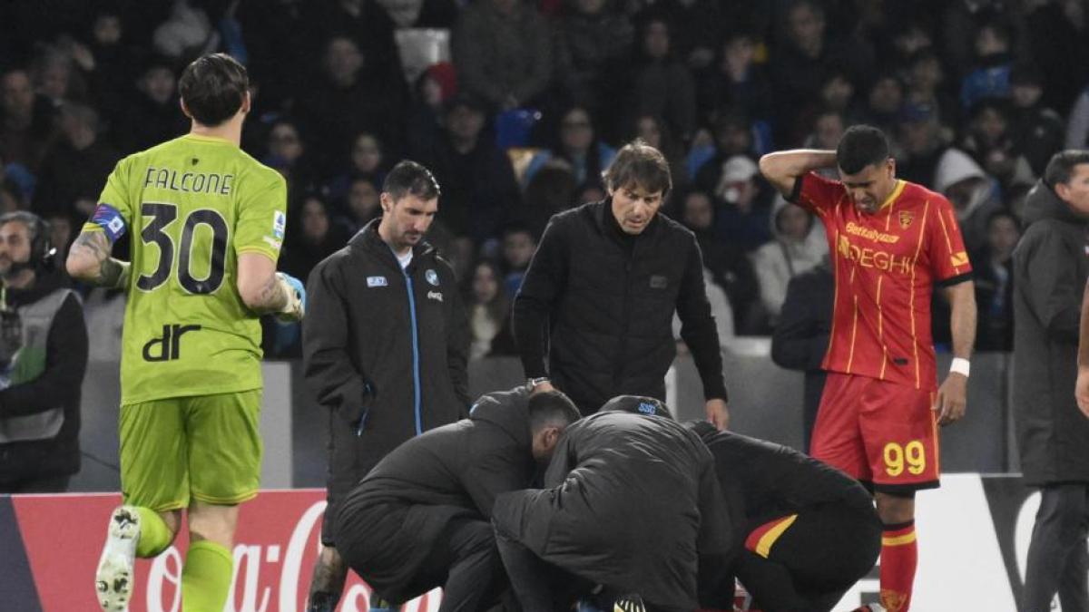 Banda, che paura! Crolla a terra, Conte lo soccorre, notte in ospedale. Di Francesco: "Una botta, sta bene"