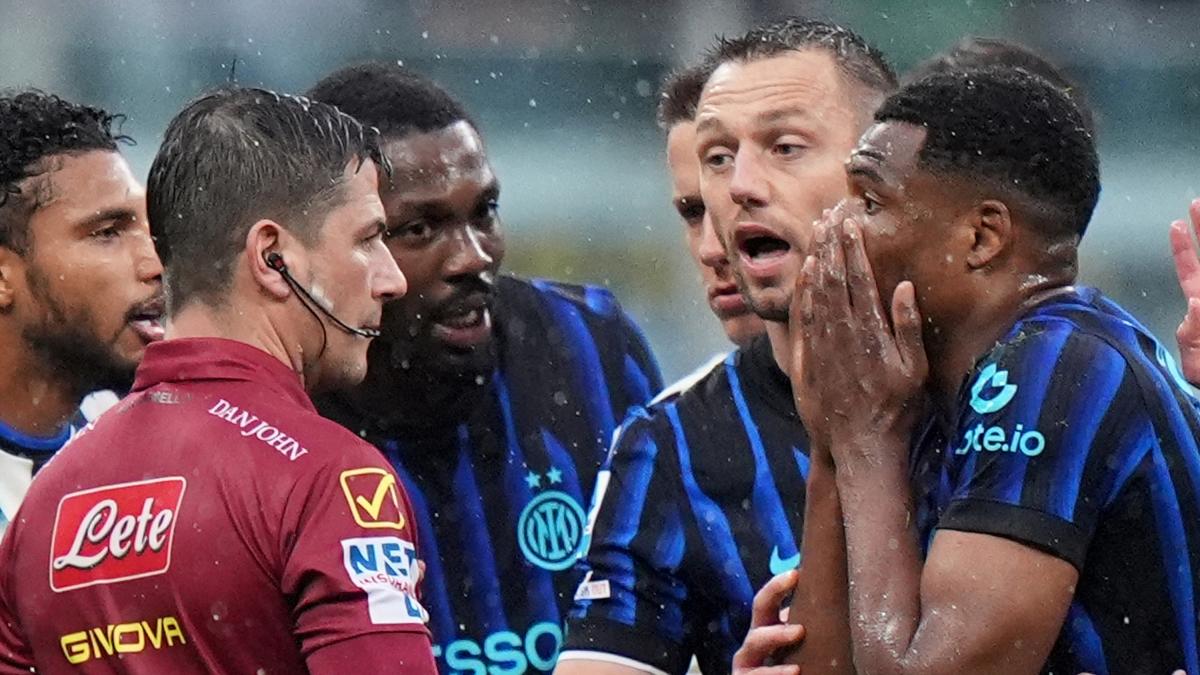 Inter furibonda, nel mirino l'arbitraggio e il clima post caso Bastoni: i retroscena