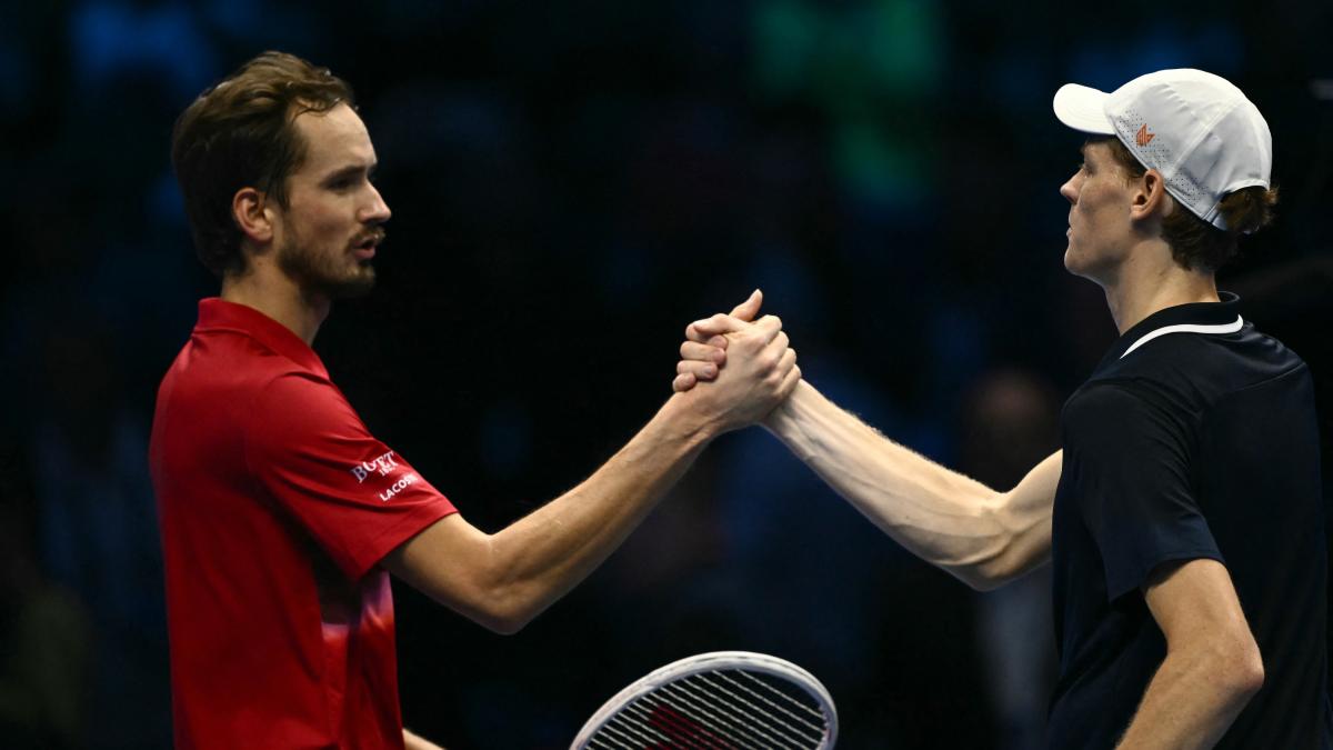 Da vittima sacrificale a bersaglio, con uno sbadiglio di mezzo: Sinner-Medvedev, opera buffa in 16 atti