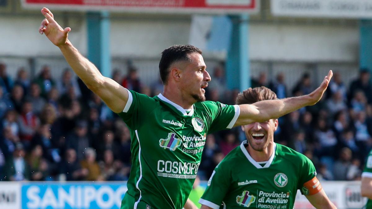 Super gol di Russo e poi Cancellotti: l'Avellino stende 2-1 l'Entella e si avvicina ai playoff