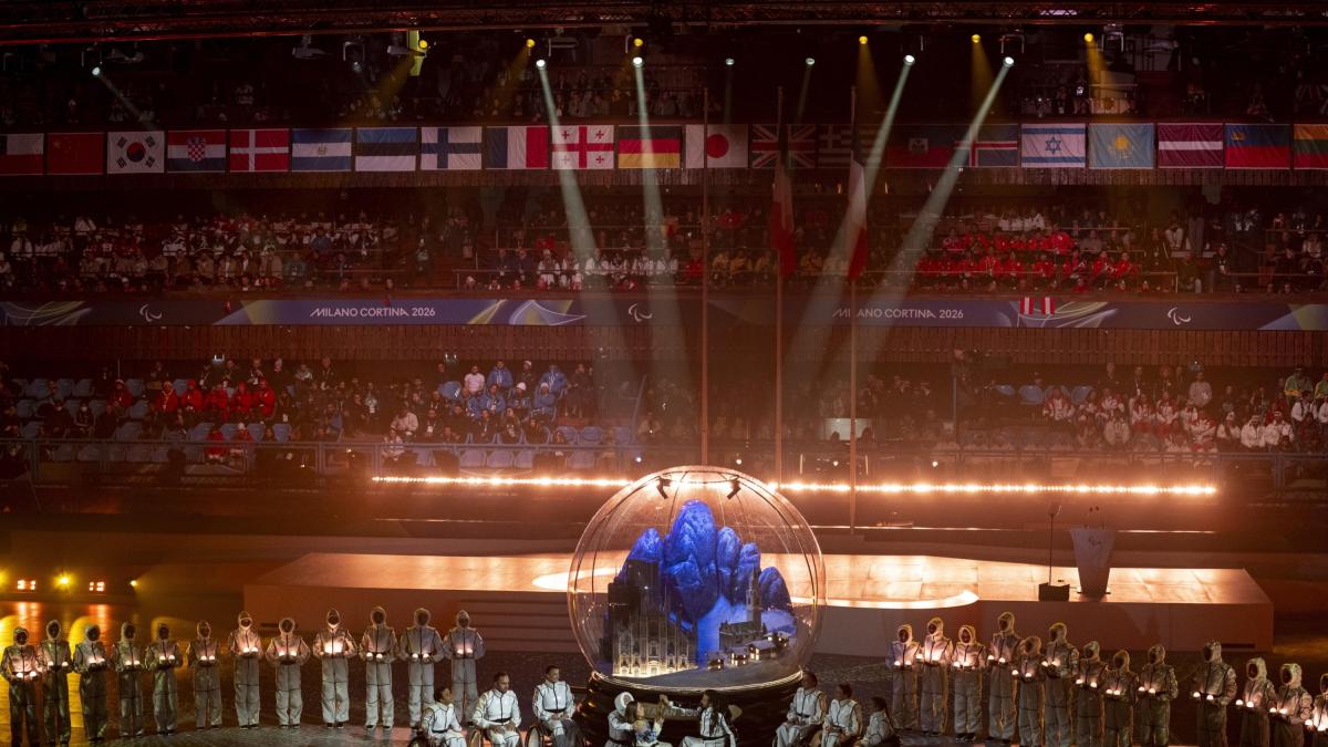 Chiuse le Paralimpiadi: lo stadio del ghiaccio di Cortina brilla in un gioco di luci e colori