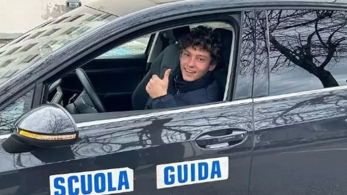 "Non sapeva usare il cambio manuale e non metteva la freccia". Ecco come Kimi Antonelli ha preso la patente