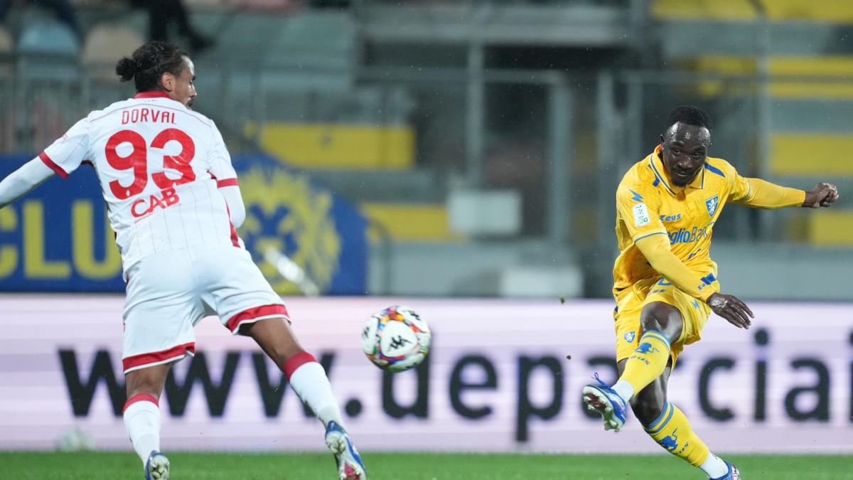 Fini e Corrado rispondono a Rao: il Frosinone batte 2-1 il Bari e torna a -2 dal Monza