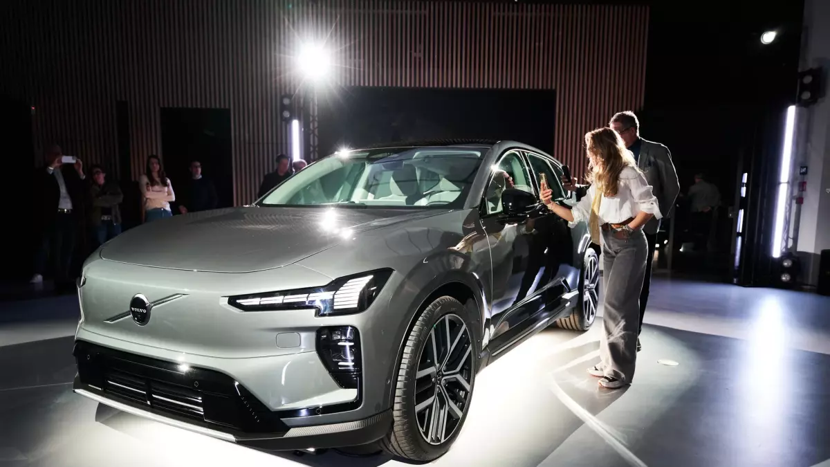 Volvo EX60, anteprima a Milano per il Suv elettrico da 810 km di autonomia: prezzi e versioni