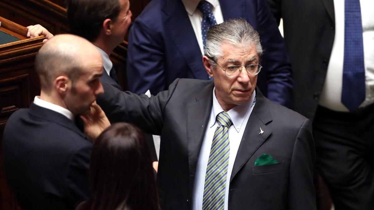 È morto Umberto Bossi: fondatore e simbolo della Lega Nord, aveva 84 anni