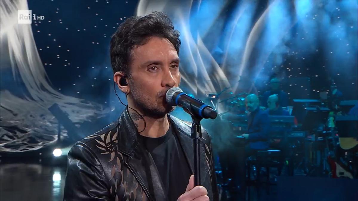 Canzonissima, Fabrizio Moro con "Il mio canto libero" ha vinto la prima puntata