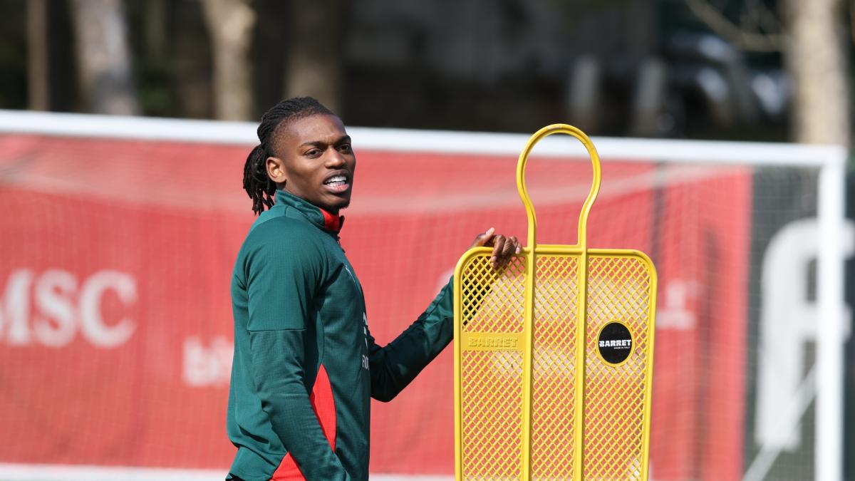 Leao in Portogallo: si allena da solo per tenersi il Milan (pubalgia permettendo)