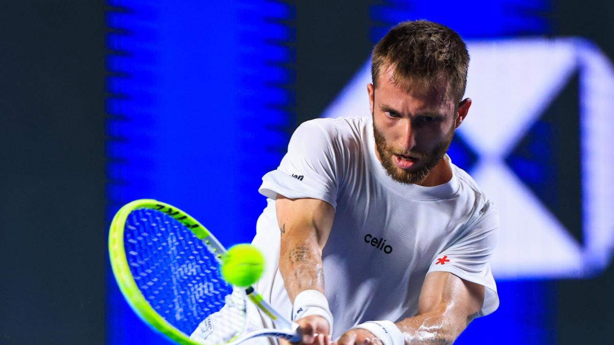 Si arrabbia perché squilla un telefono, ma è il suo: Sinner contro Moutet, il Baudelaire della racchetta