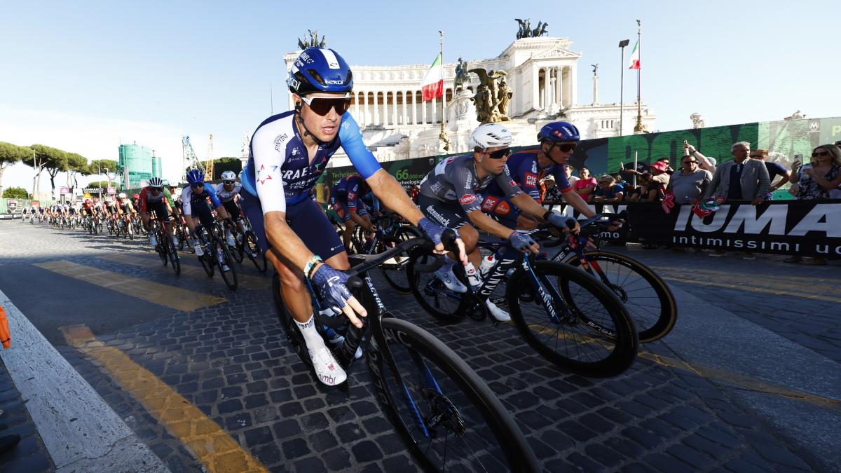 Fuglsang accusa: "Le moto in corsa sono troppo vicine ai ciclisti. Decidono le gare"