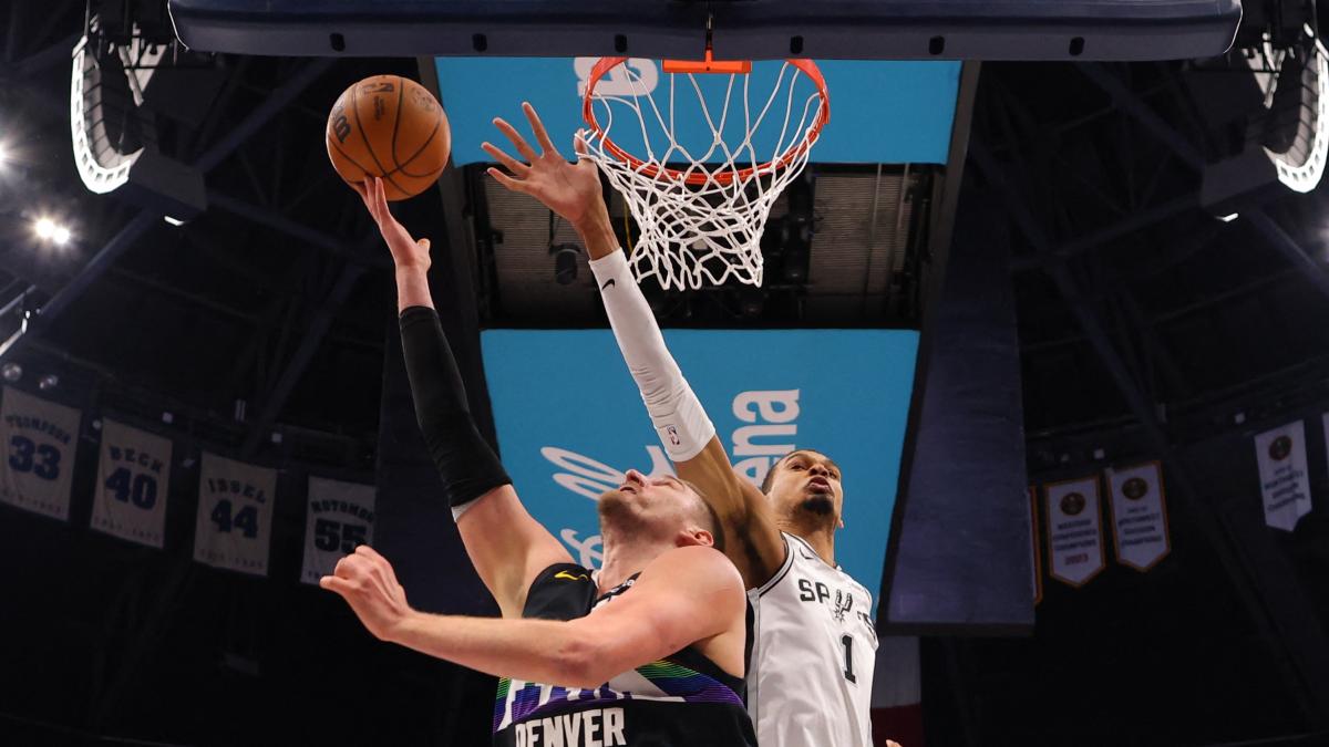 Jokic vince il duello con Wemby: Denver ferma gli Spurs. I Lakers perdono anche Reaves