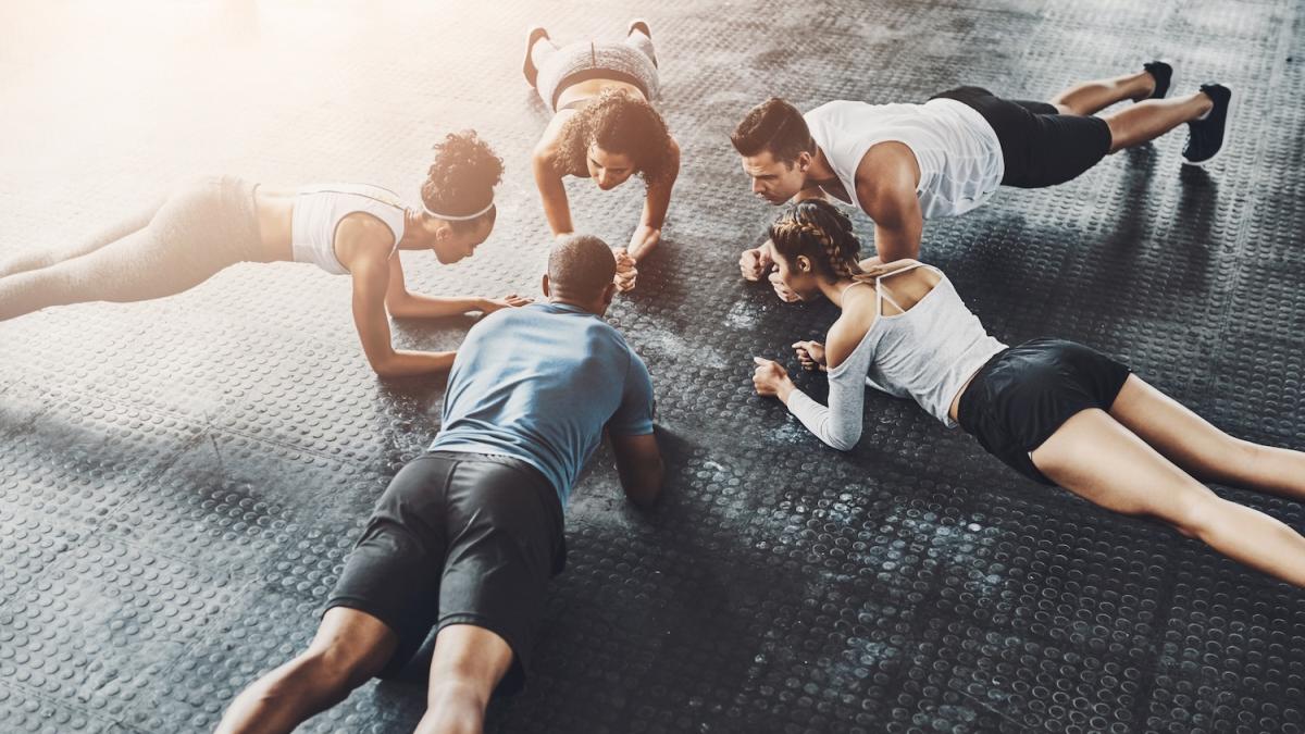 Plank: quanti secondi bisogna resistere? Ecco la tabella per età