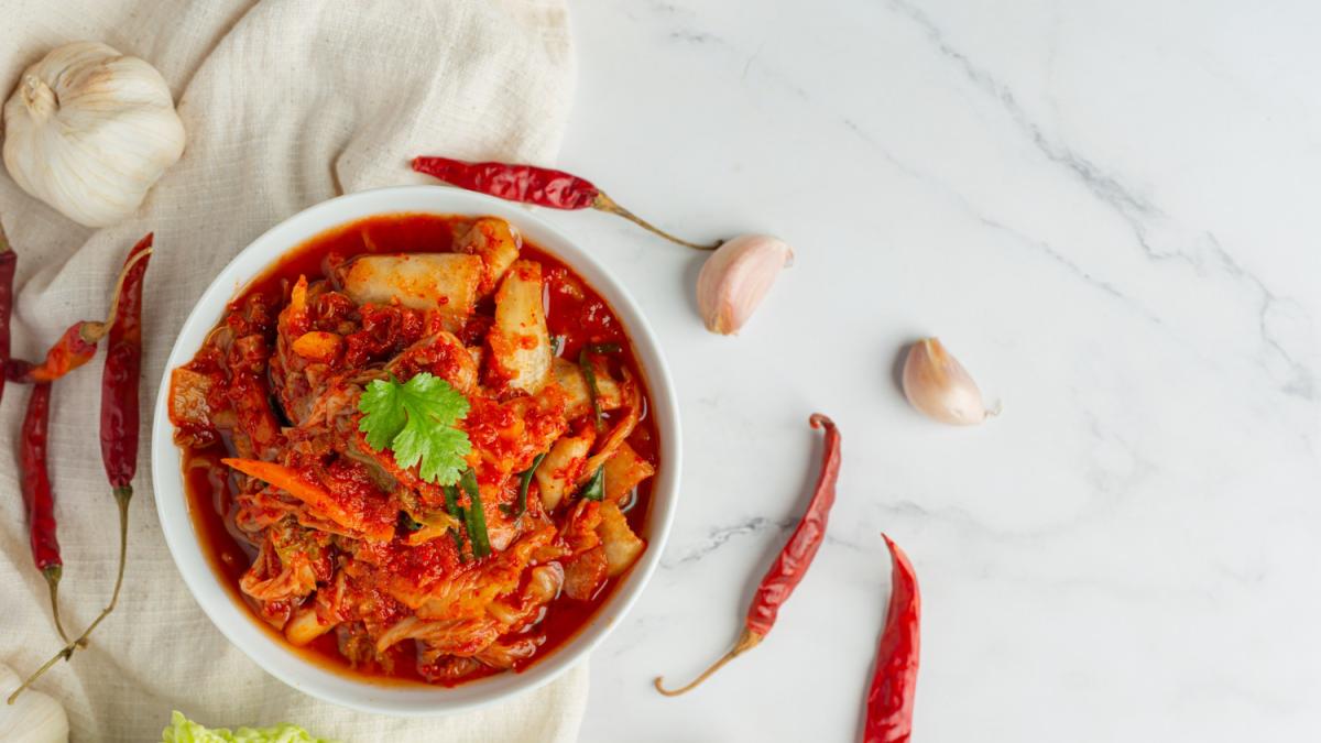 Mangiare kimchi potrebbe aiutare l'organismo a eliminare le nanoplastiche