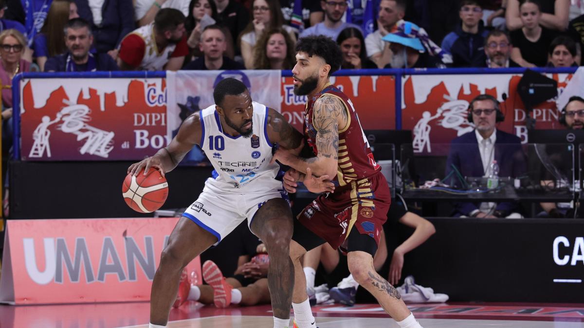 Burnell spinge Brescia: vittoria a Venezia e primato. Reggio Emilia ok su Cremona