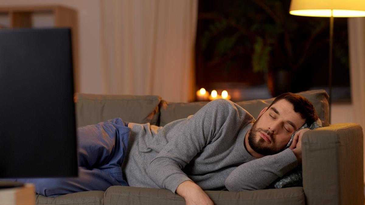 Perché ci appisoliamo sul divano ma poi facciamo fatica a dormire a letto? La risposta scientifica