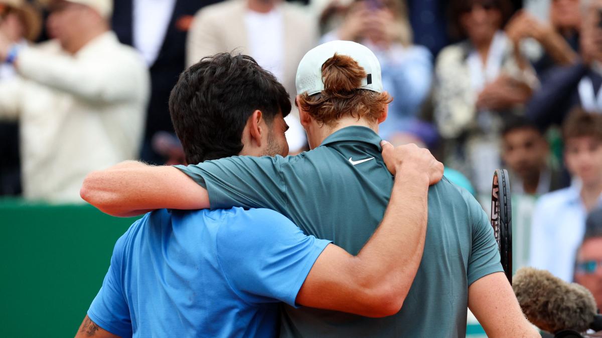 Alcaraz e quell'abbraccio a rete con Sinner: "Cemento, erba, terra... Ottimo lavoro!"