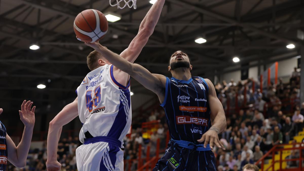 Buona la prima per Repesa a Napoli. Tortona torna al successo, Varese vince in volata