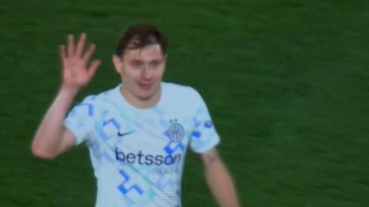 Como, bordate di fischi a Barella. E lui si "vendica": esce dal campo e saluta facendo 4 con la mano