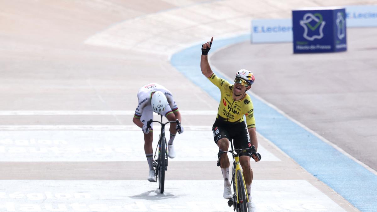 L’omaggio di Van Aert: i fiori della Roubaix ai genitori di Goolaerts, il compagno morto nel 2018