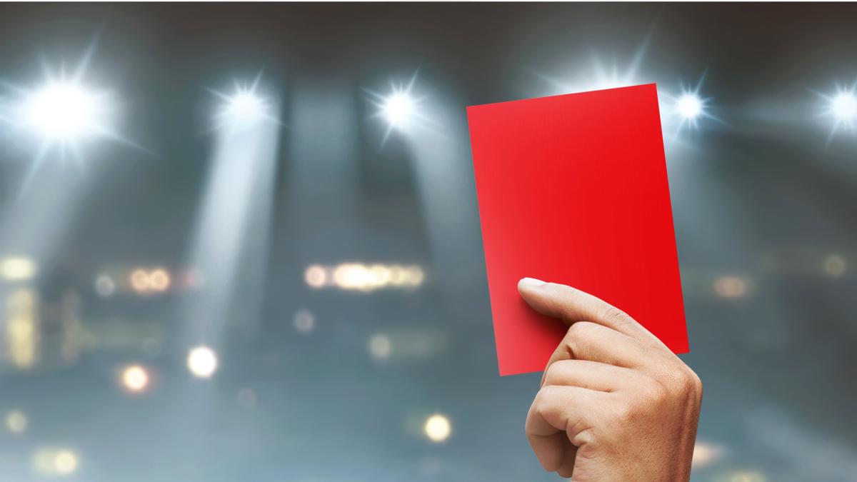 Giallo ammonito, rosso espulso, nero sospetto: se l'arbitro chiede il permesso di soggiorno...