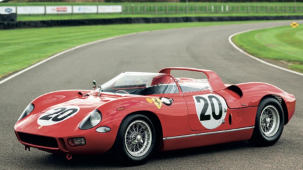 Le auto classiche di lusso sfilano a Roma