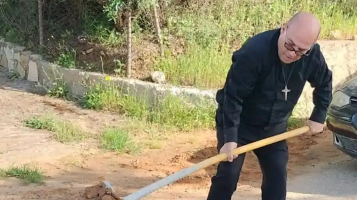 Parroco ripara le buche stradali: "Rischio una multa ma serve"