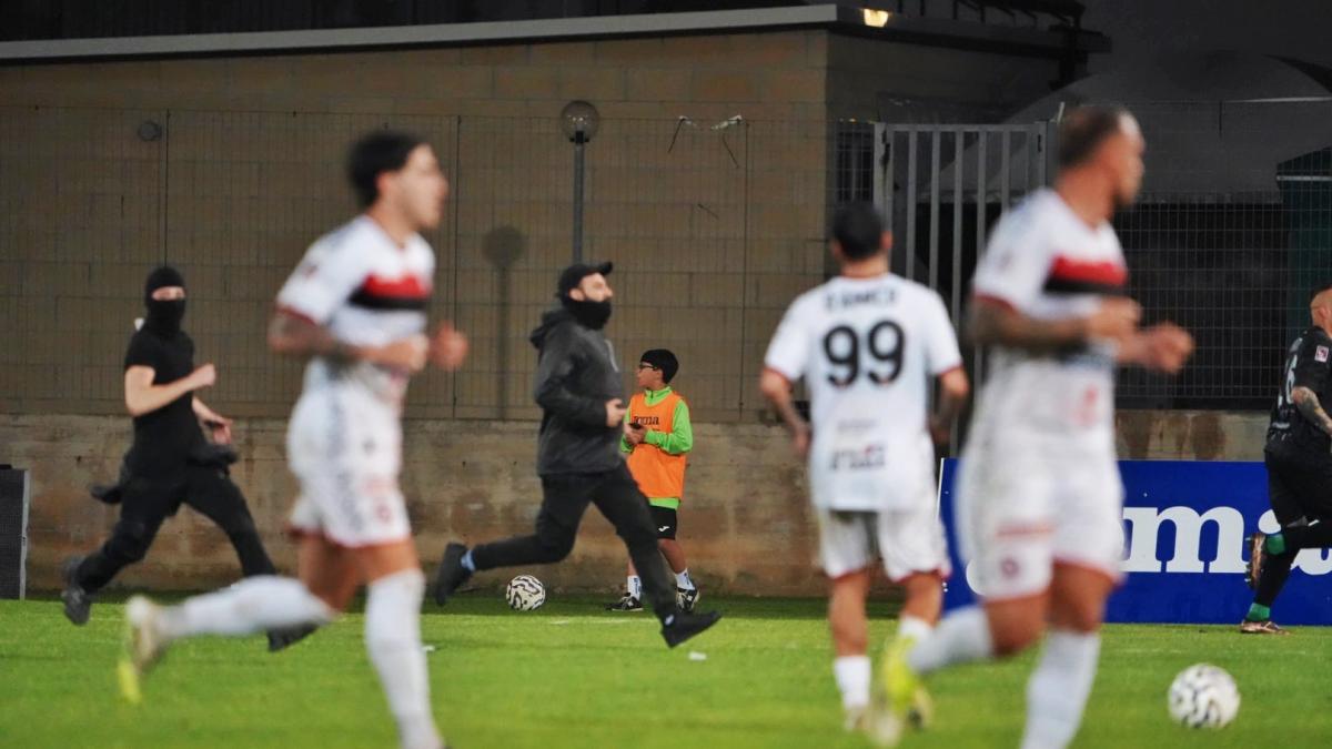 In Monopoli-Foggia invasione finale di incappucciati: arrestati in campo!