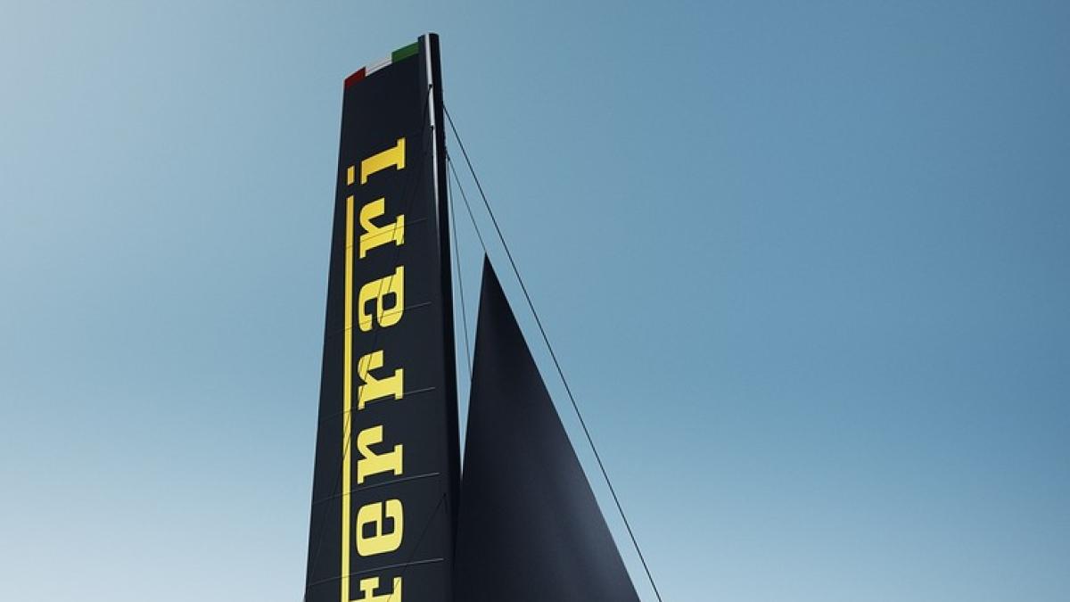 Ferrari lancia Hypersail, il suo monoscafo oceanico: tecnologia estrema per la nuova sfida sul mare