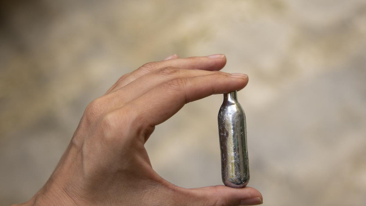 Che cos'è il gas esilarante e quali sono i possibili rischi dell'uso per "sballarsi"