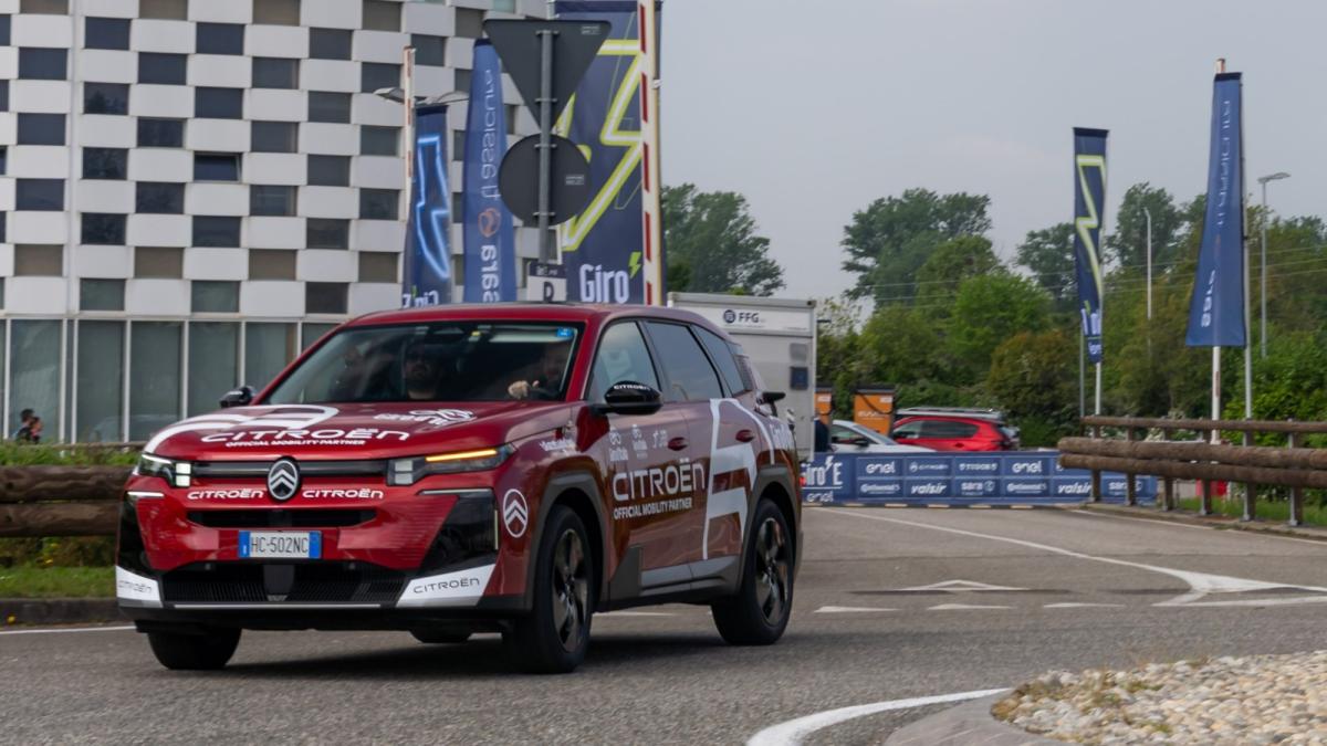 Citroën si tinge di rosa alla Milano Design Week per celebrare il Giro d'Italia