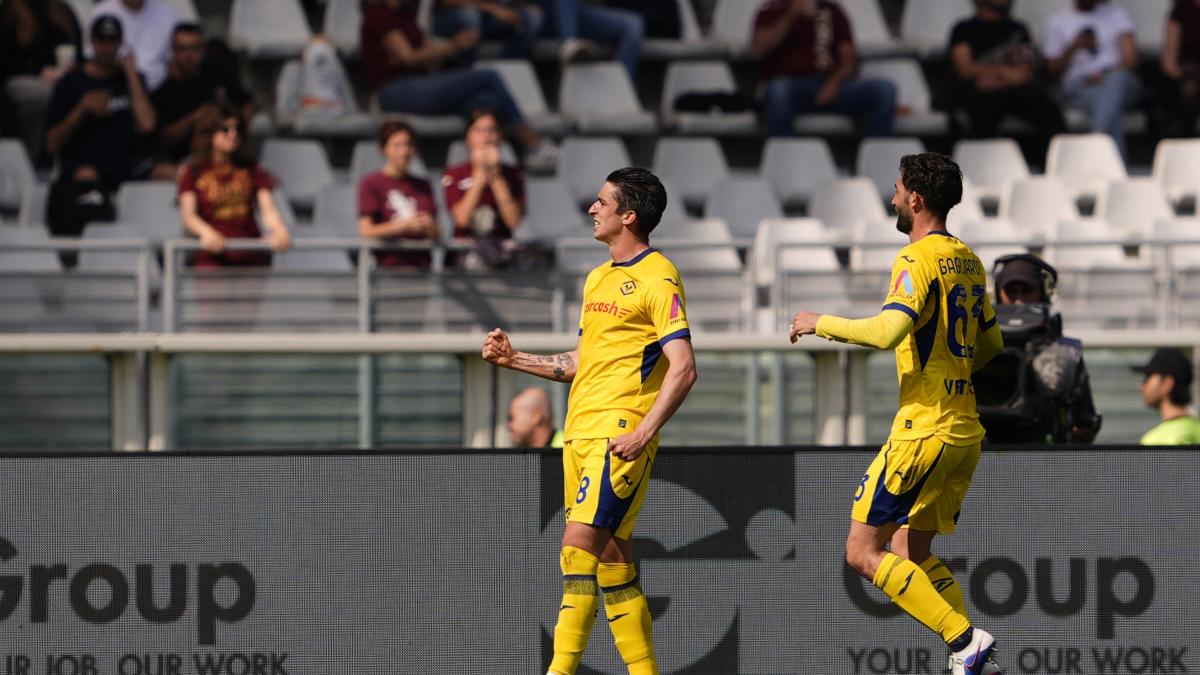 LIVE Alle 20.45 Verona-Lecce, le ultime: Sammarco con Sarr-Bowie, i giallorossi si affidano a Stulic