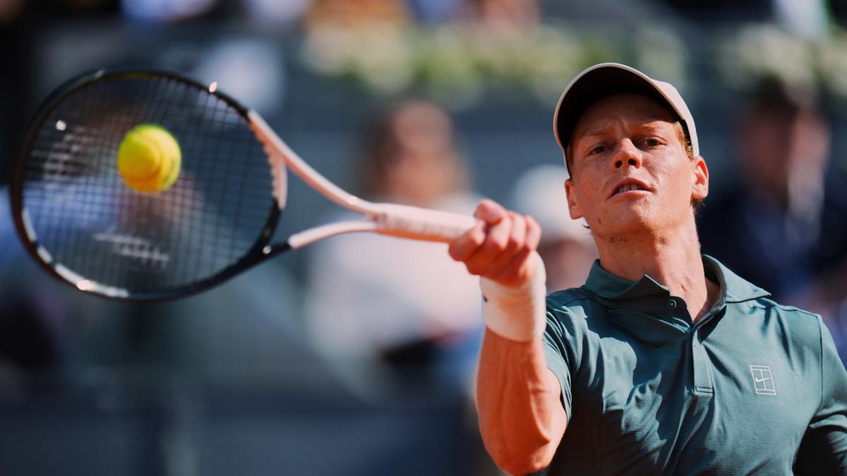 Ciondola come Leao, brontola, fatica... ma allora anche Sinner è umano