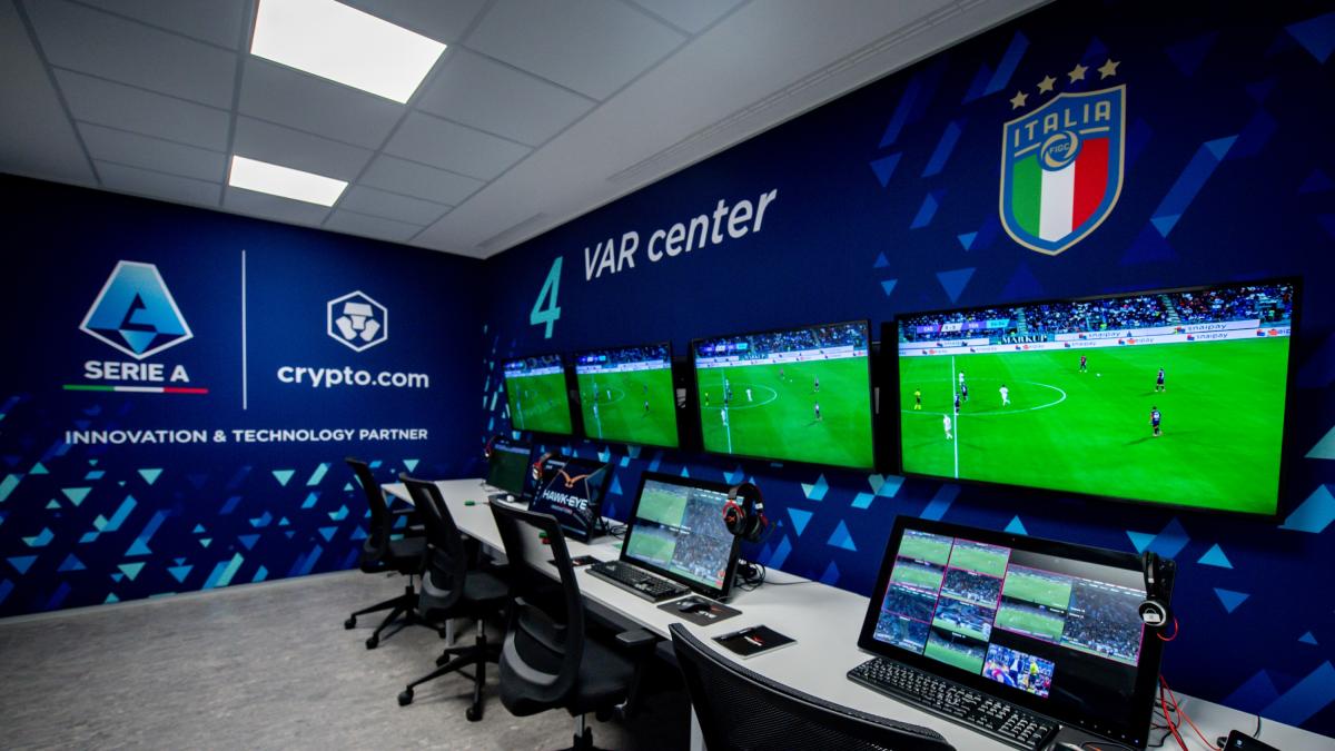 Dentro la Sala Var, il Grande Fratello del calcio: viaggio nella stanza più discussa