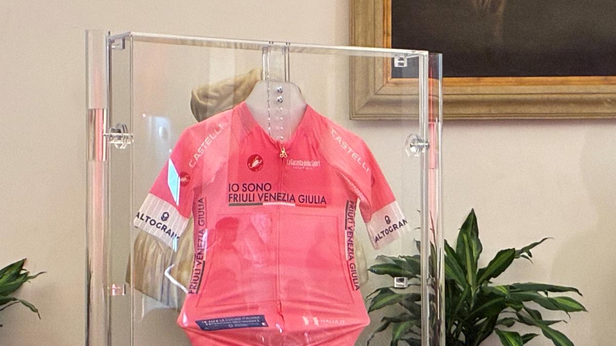 Giro, ecco la Maglia rosa 2026 con la dedica agli 80 anni della Repubblica. Cairo: 