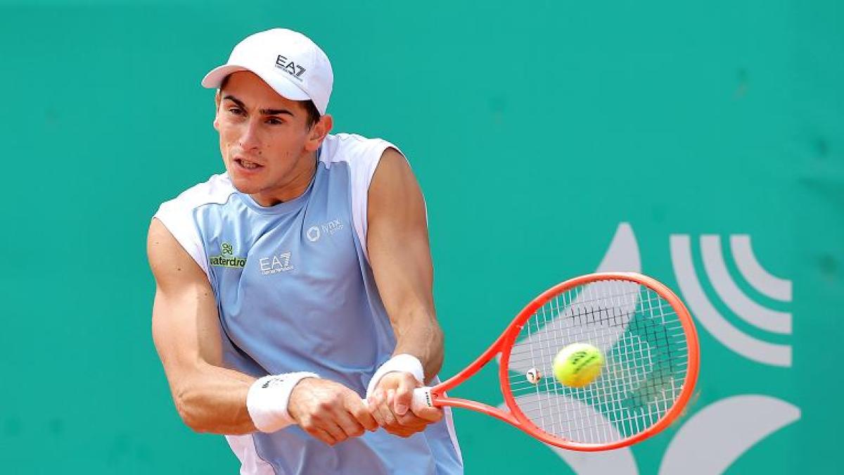 Sonego cade a Cagliari nel derby con Bellucci, Cinà si arrende a Cerundolo. Torna a vincere Arnaldi