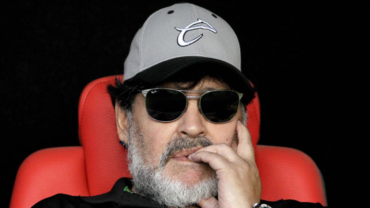 Lo psicologo: "Maradona era narcisista e soffriva di disturbo bipolare". La furia della ex contro i medici
